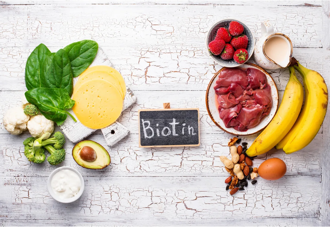 Biotin v potravinách - vejce, ořechy, losos, zelenina