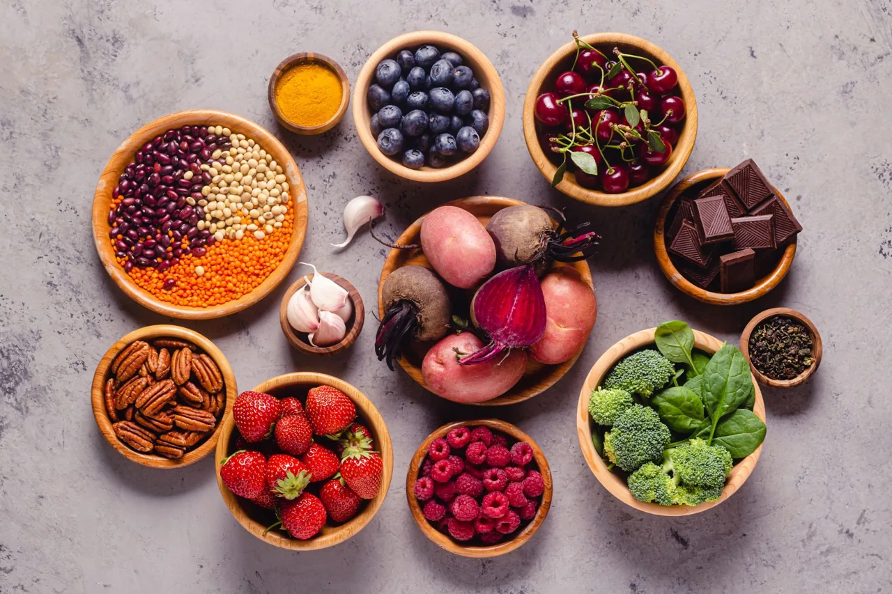 Barevné ovoce a zelenina bohaté na antioxidanty, bobuloviny, listová zelenina a citrusy