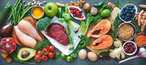 Srovnání vitamínů rozpustných ve vodě a v tucích, ovoce, zelenina a celozrnné obiloviny
