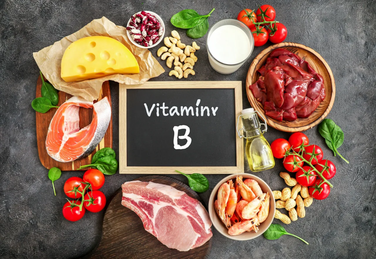 Potraviny bohaté na vitamíny skupiny B, luštěniny, vnitřnosti, drůbež, listová zelenina, ořechy a celozrnné obiloviny