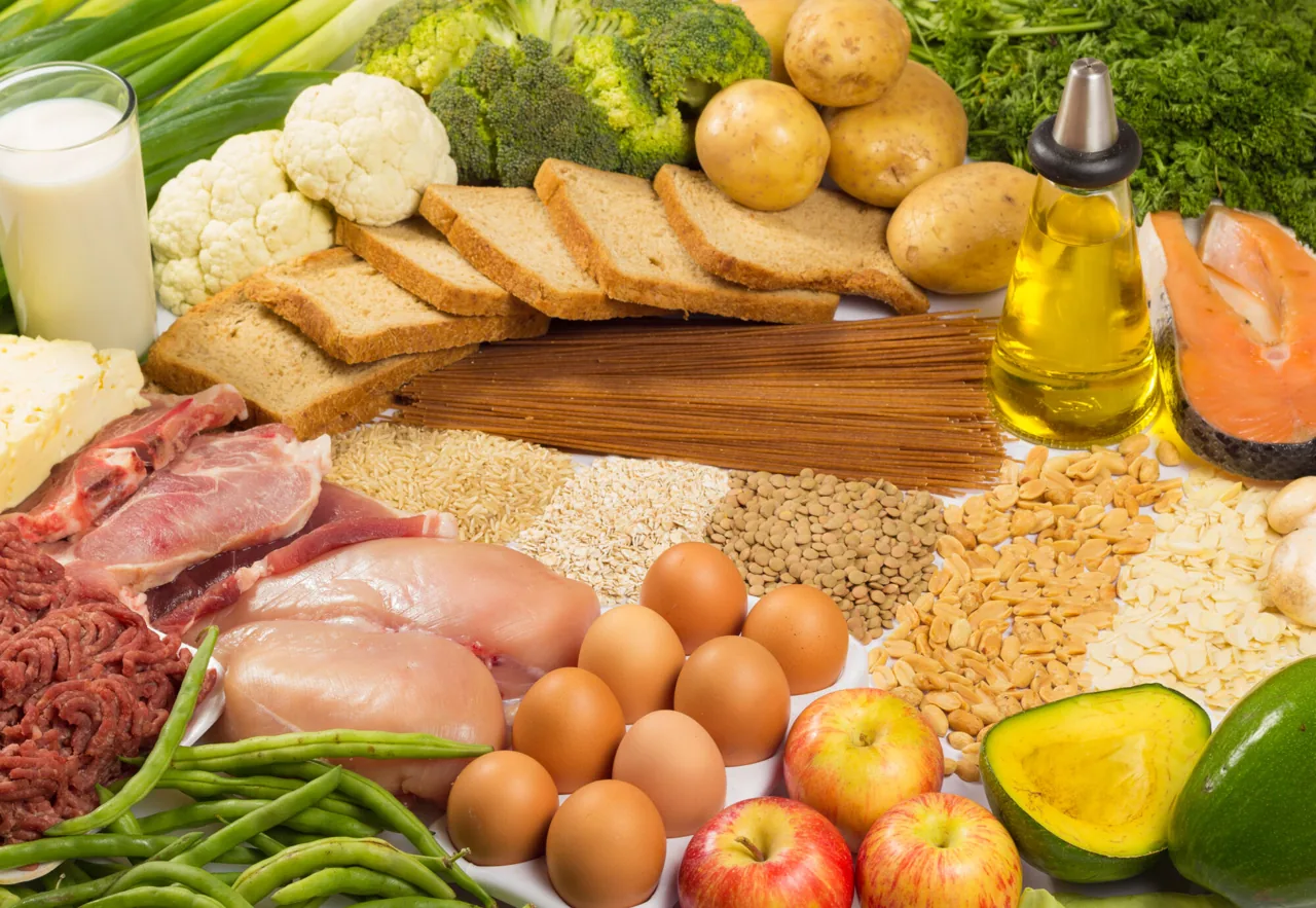 Srovnání mikroživin a makroživin, vitamíny a minerály vedle bílkovin, sacharidů a tuků v potravinách