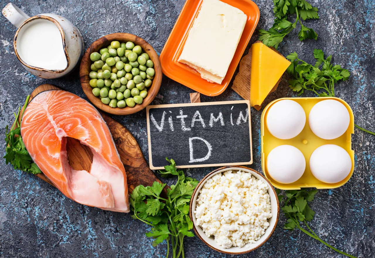 Zdroje vitamínu D - tučné ryby, vejce, sýr a sluneční záření