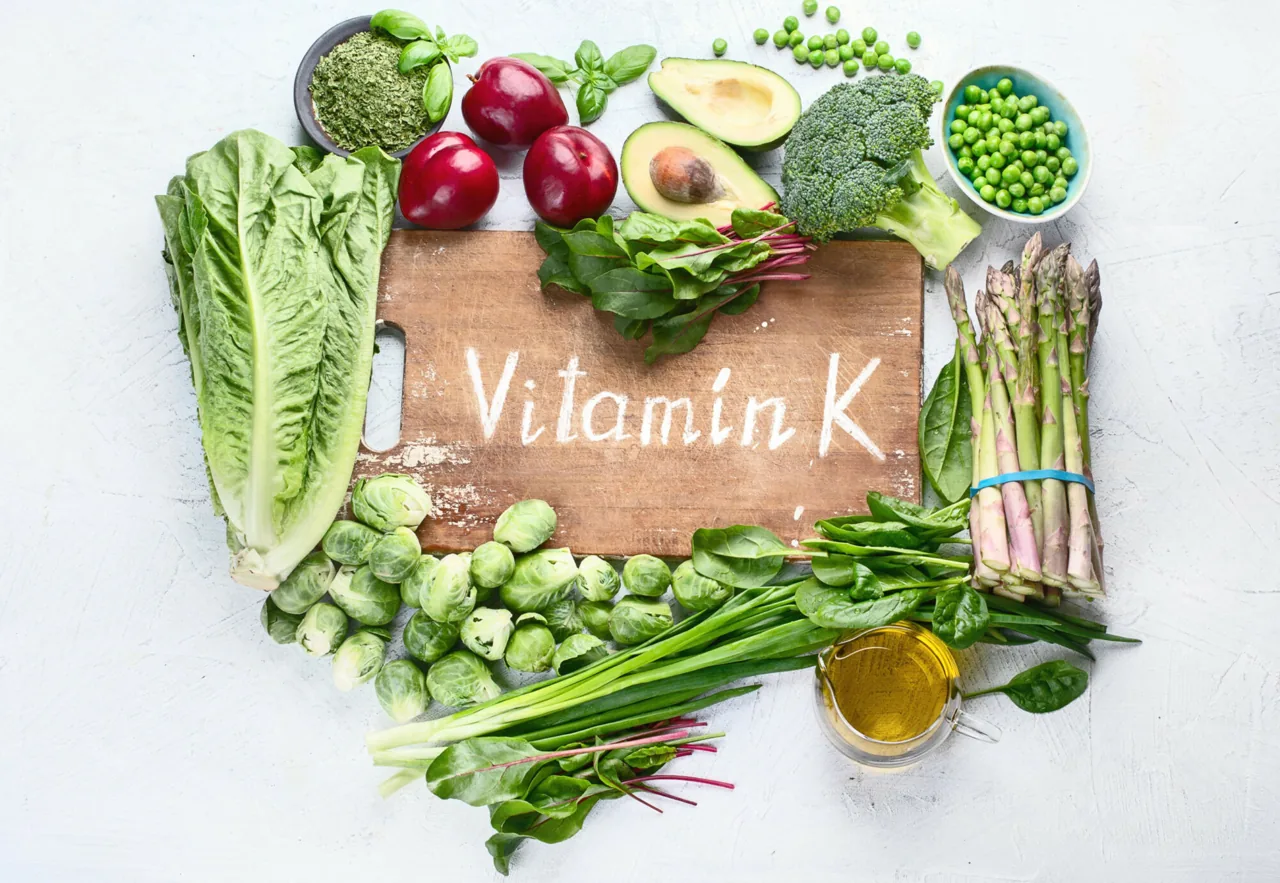 Vitamín K v potravinách - listová zelenina, brokolice, sýr