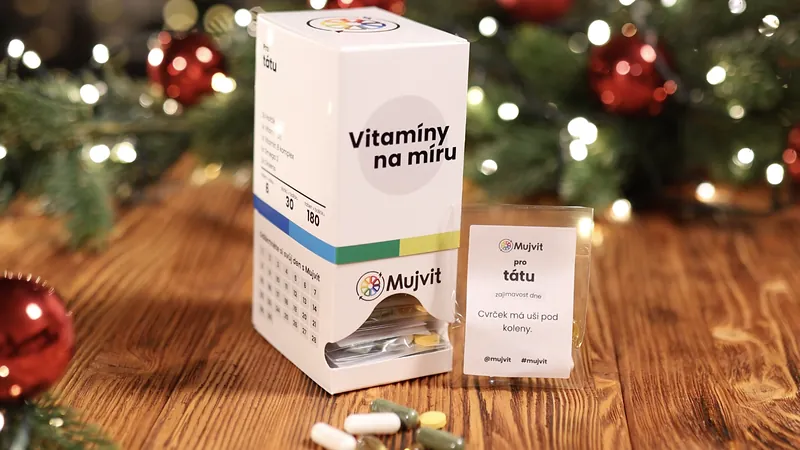 Krabička Vitamíny na míru, denní sáček s oslovením pro tátu a kapsle na dřevěném stole pod vánočním stromkem